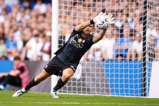 Debutó el «Dibu» en el Chelsea y es líder con puntaje ideal: No obstante, «se comió» 3 goles