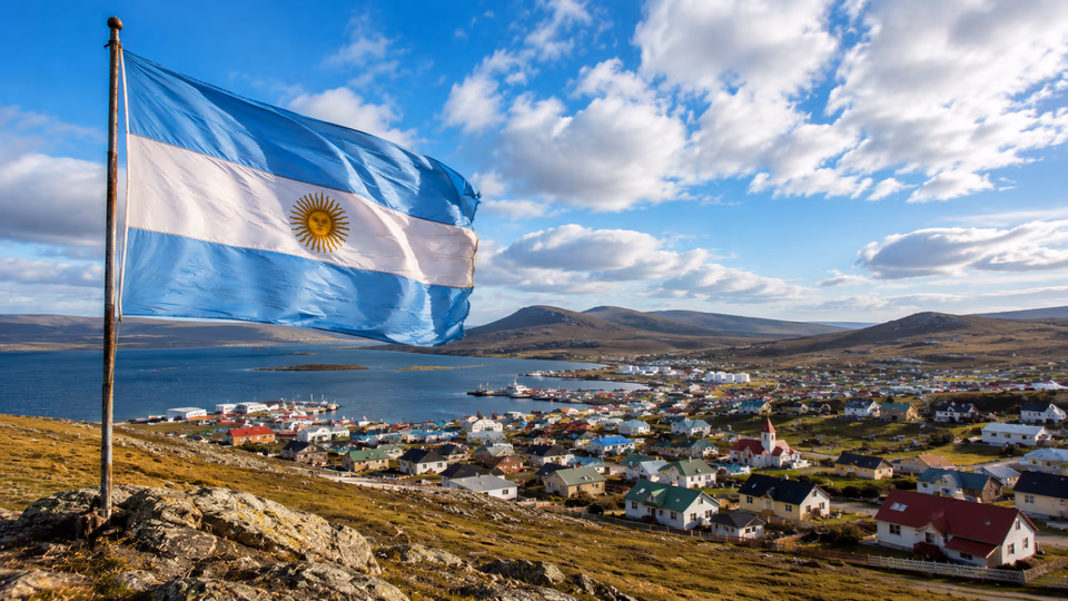 La bandera argentina volvió a flamear en las Islas Malvinas tras 44 años: el homenaje en Puerto Argentino y Darwin