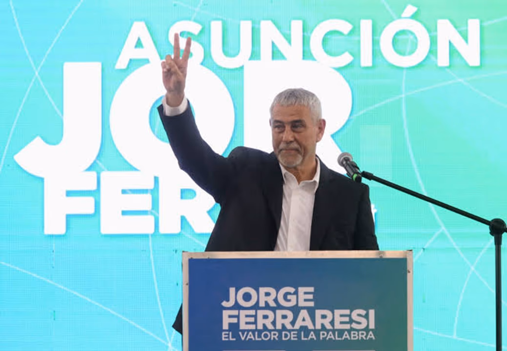 Ferraresi el intendente que renunció para hacer campaña, dejó a su esposa y ahora volvió como asesor