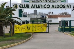 Aldosivi : Damonte habló de «ganar dos partidos» y minimizó las banderas intimidantes en el predio