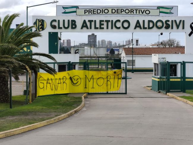 Aldosivi : Damonte habló de «ganar dos partidos» y minimizó las banderas intimidantes en el predio