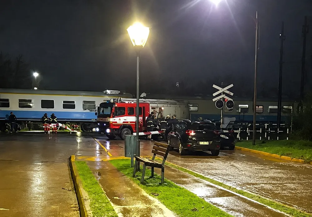 El tren a Mar del Plata embistió a un auto en Maipú que intentó cruzar con las barreras bajas: un muerto