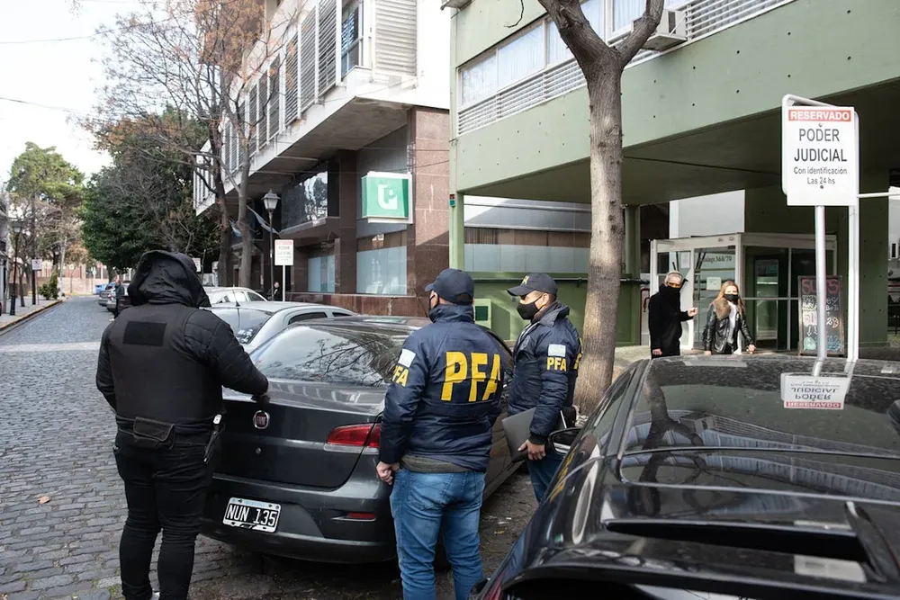 Condenaron a 19 expolicías bonaerenses y a seis civiles por extorsionar a narcos y quedarse con droga