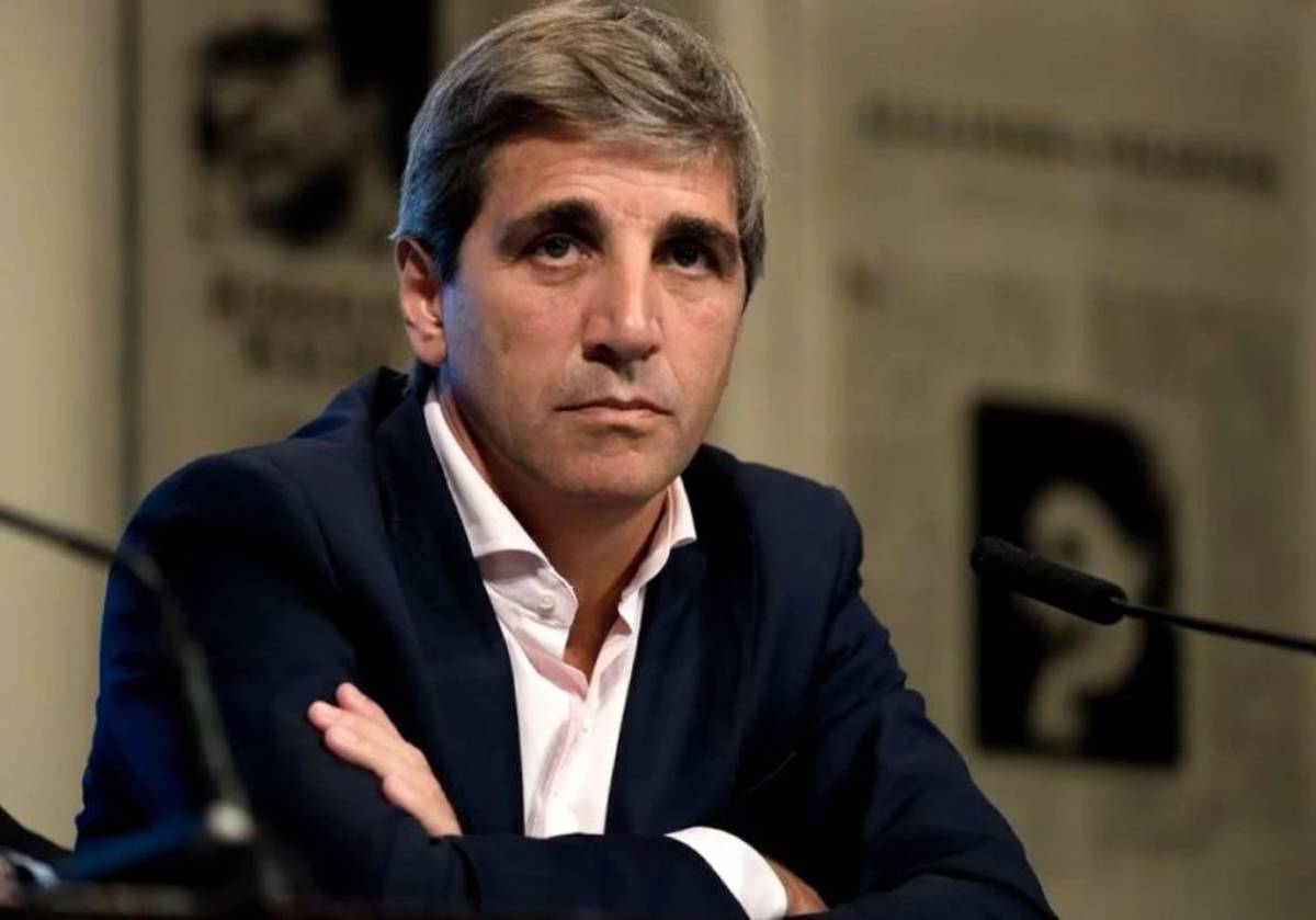 Mientras las familias se hunden en deudas, el Gobierno flexibiliza los créditos en dólares para las empresas