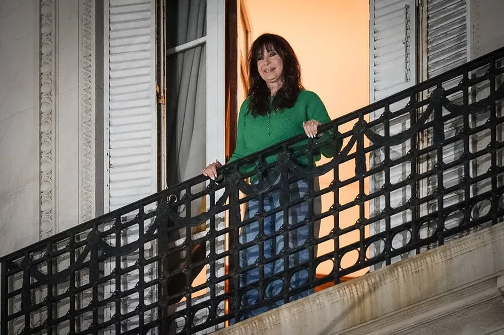 CFK se queda sin otro balcón: Embargo en San José 1111