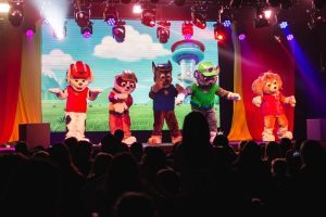 Los cachorros rescatistas saltan de la pantalla al escenario