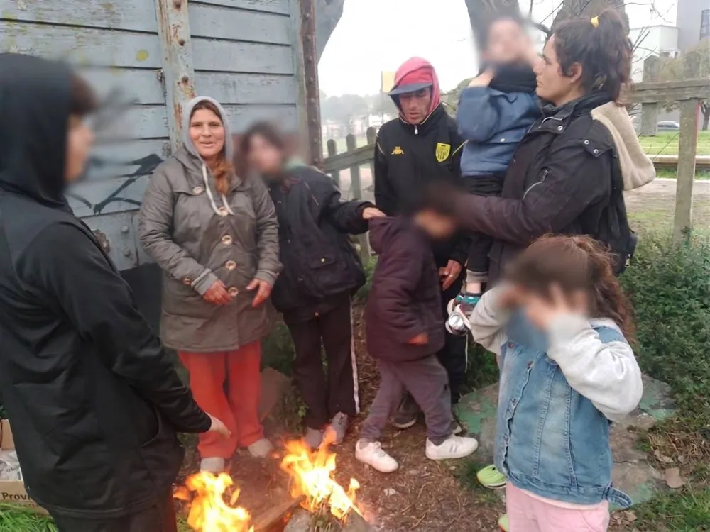 Cruces entre Azul y Tandil por el traslado de una familia de 11 personas