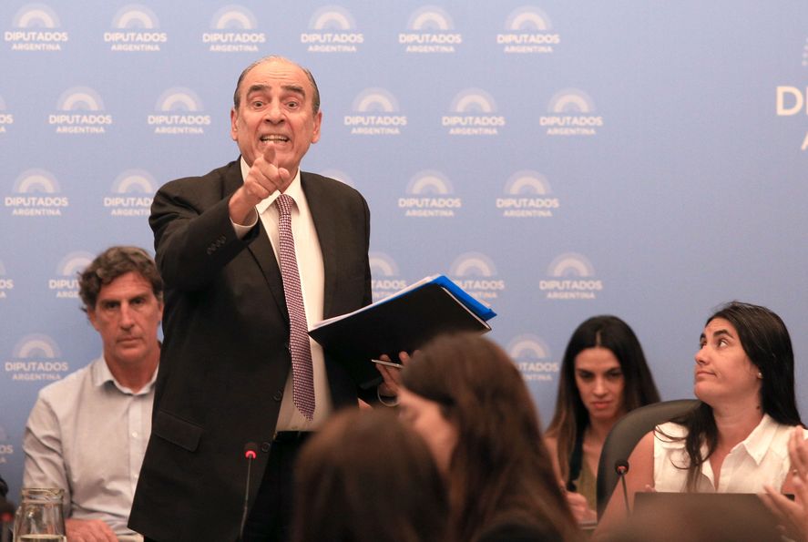 Francos defendió el ajuste y los sacrificios mientras cobra $80 millones por mes en YPF