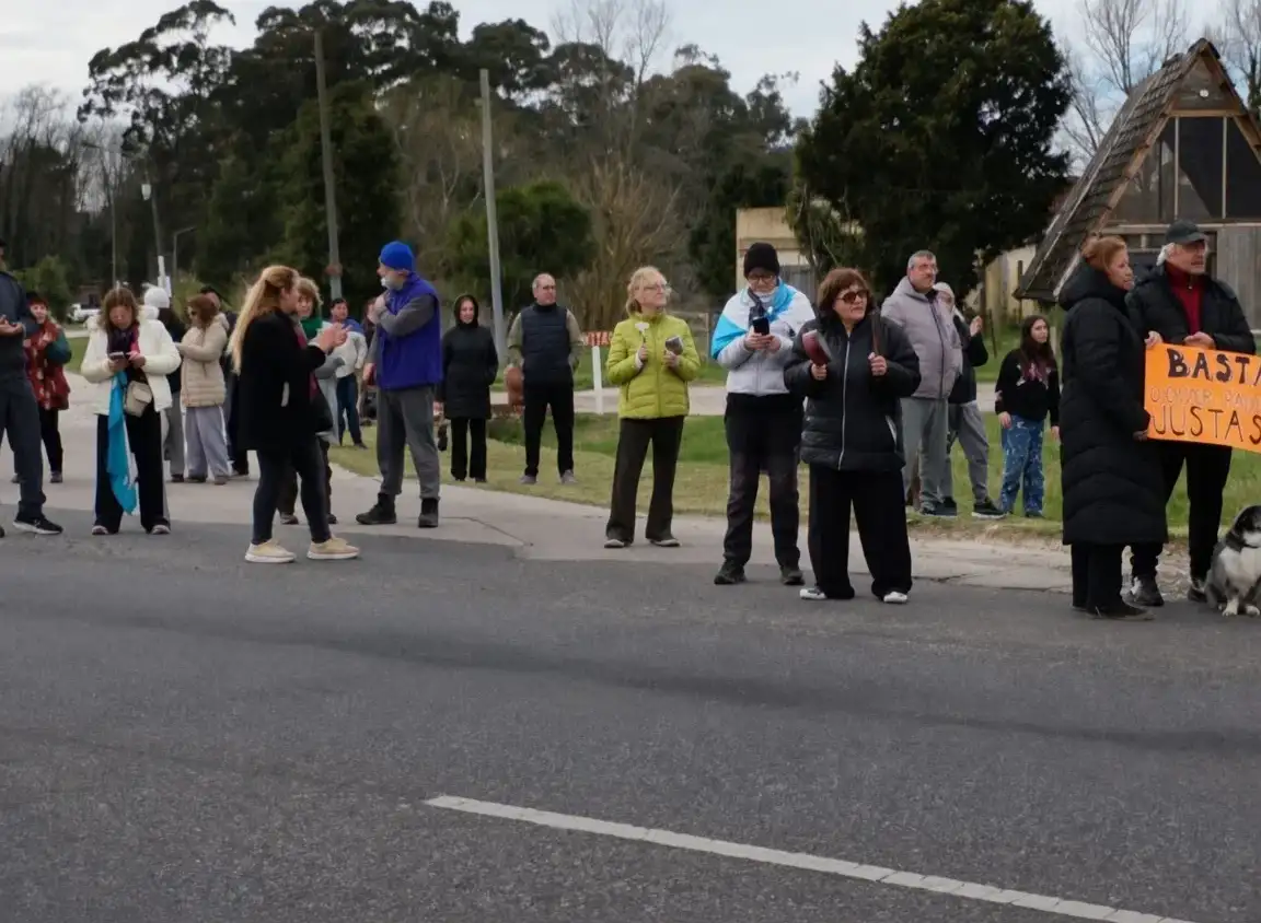 Vecinos de Mar Chiquita protestaron por facturas de luz de hasta un millón de pesos