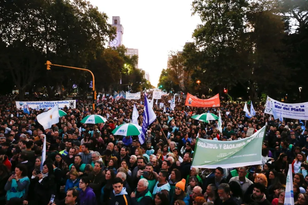 Banderazo universitario por el cumplimiento pleno de la Ley de financiamiento