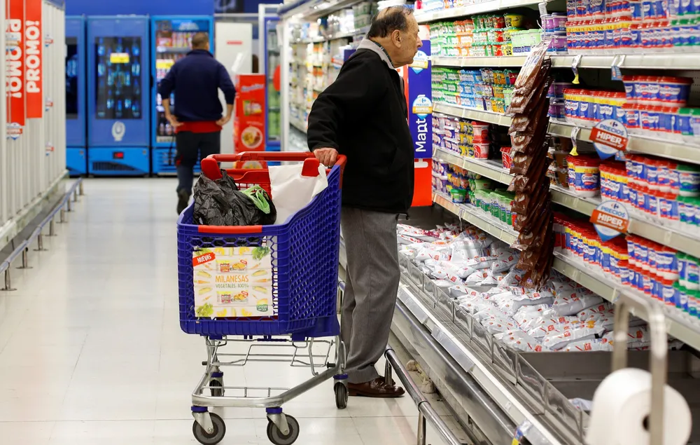 El consumo masivo volvió a caer en julio, pero se moderó el ritmo del descenso