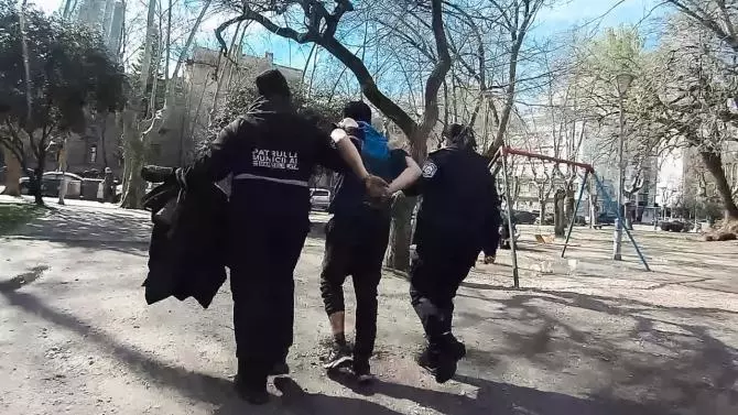 Aprehendido por incumplimiento de orden de restricción en pleno centro