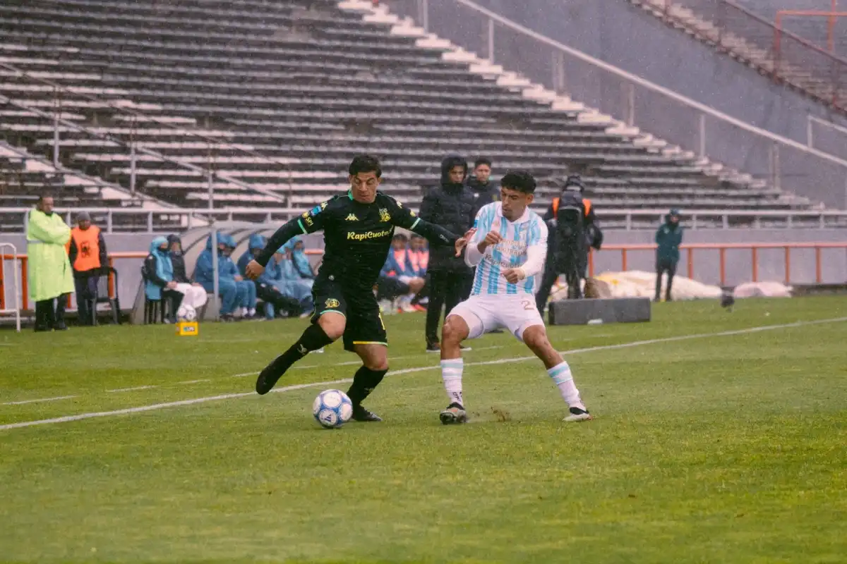 Aldosivi funcionó bajo alerta naranja y abrió nuevas expectativas en la adversidad