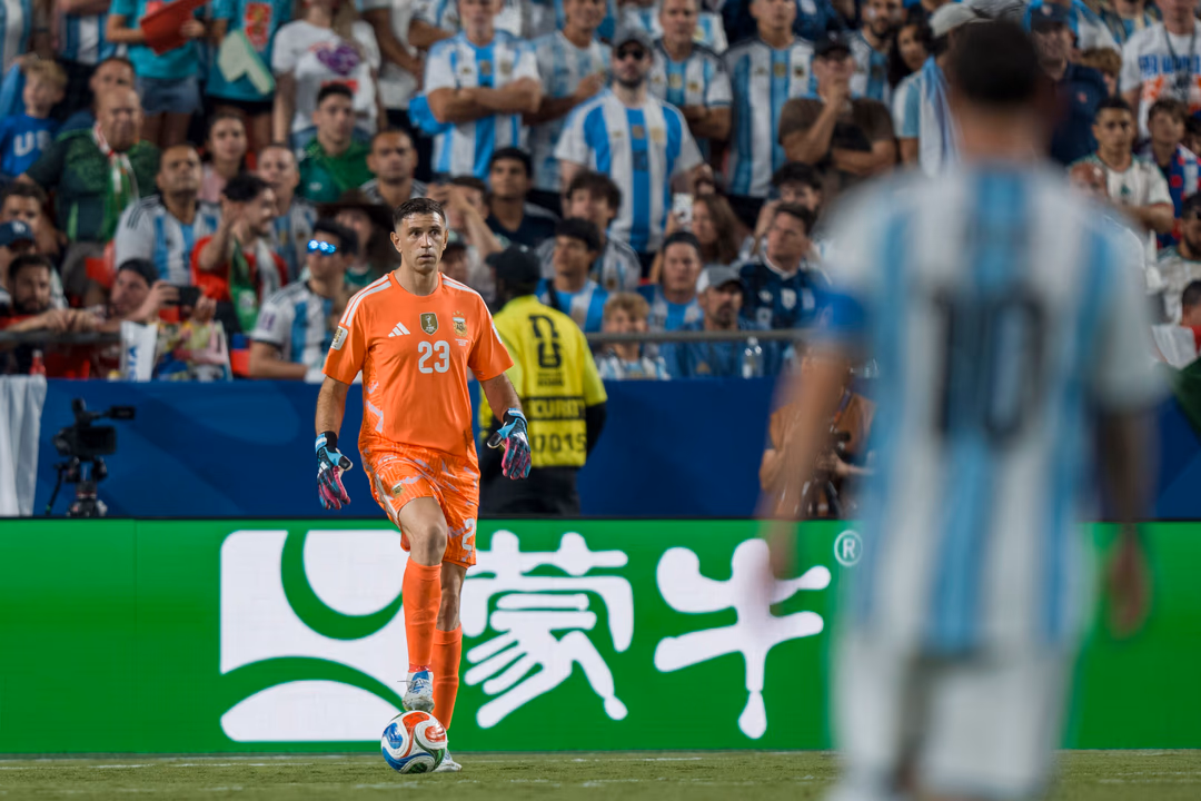 La curiosa confesión del «Dibu» Martínez sobre Messi y la Selección argentina: «Pensé que ya se había retirado»