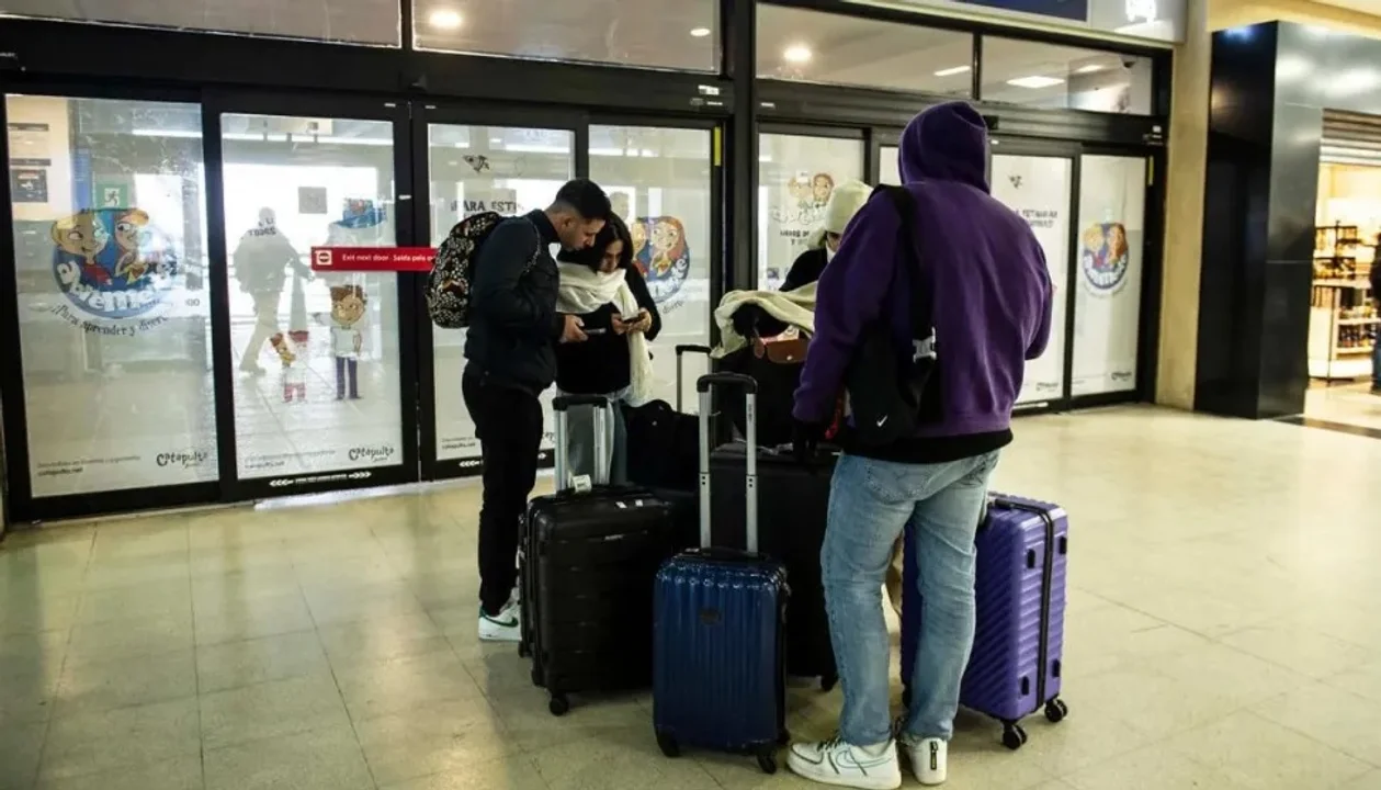 Se mantiene el déficit turístico pese a que en agosto volvió a reducirse la cantidad de argentinos que salieron al exterior