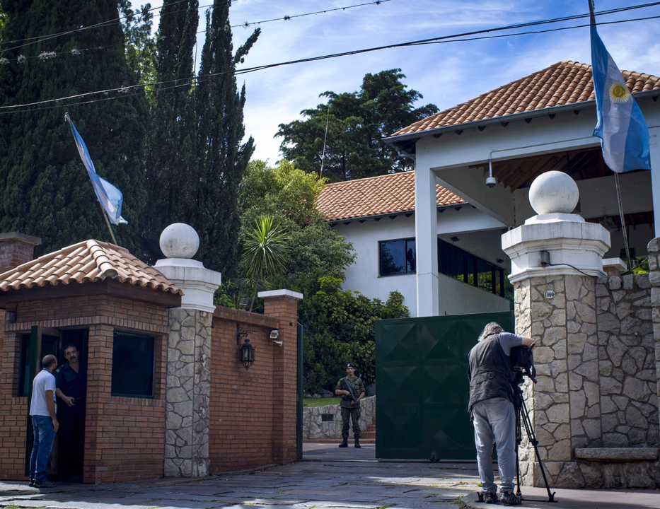Una póliza privada aseguró como “personal de catering” al intendente de Olivos y a coordinadoras de la Quinta