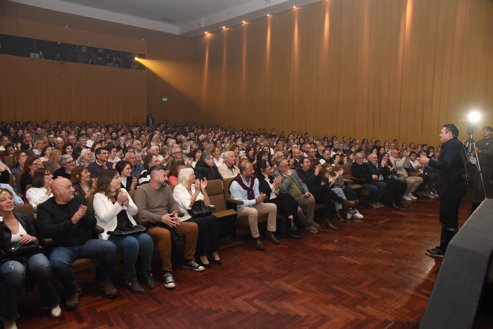 La magia volvió a encontrarse con el legado de René Lavand en una noche de ovaciones del Tandil Ilusiona