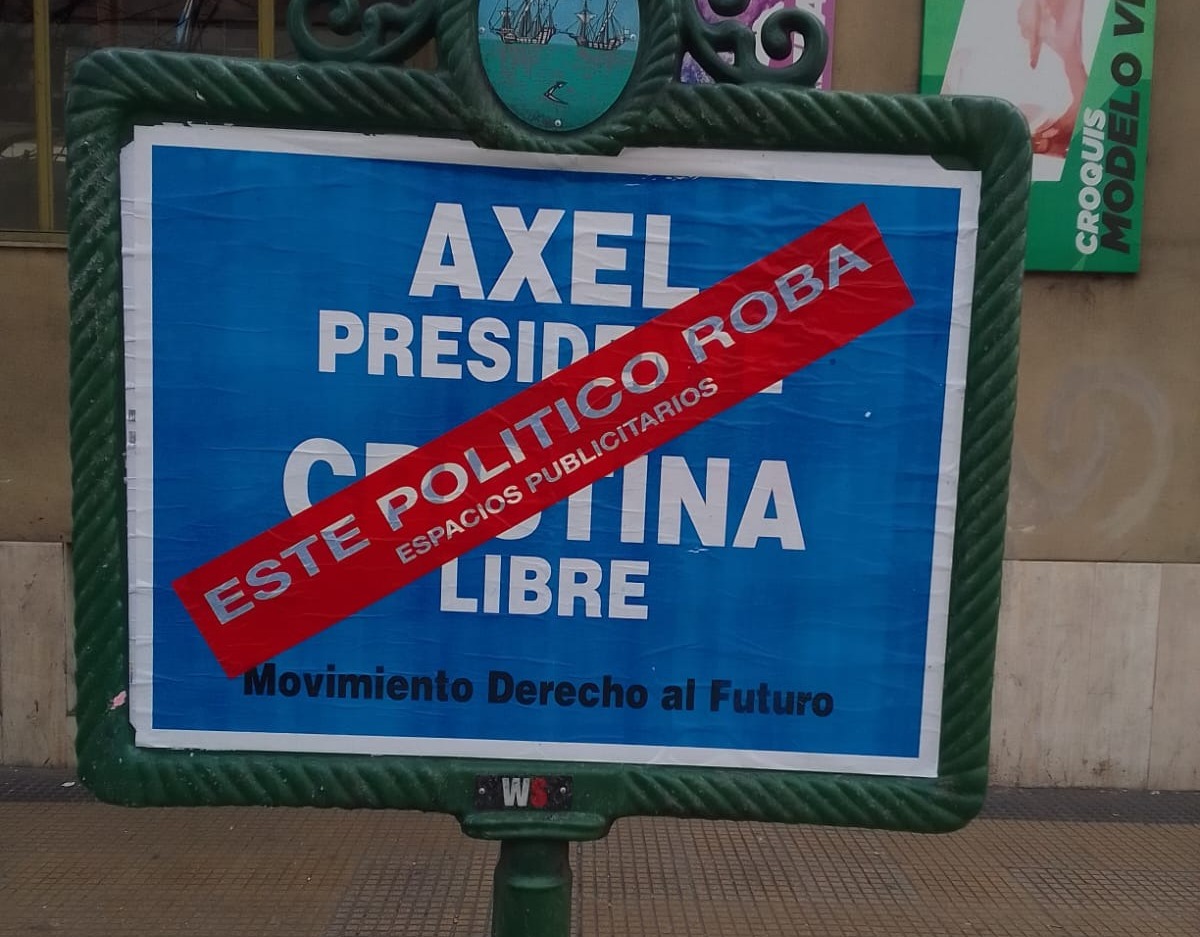 “Axel Presidente, Cristina Libre”: el misterio de los afiches que sorprendieron en Capital Federal