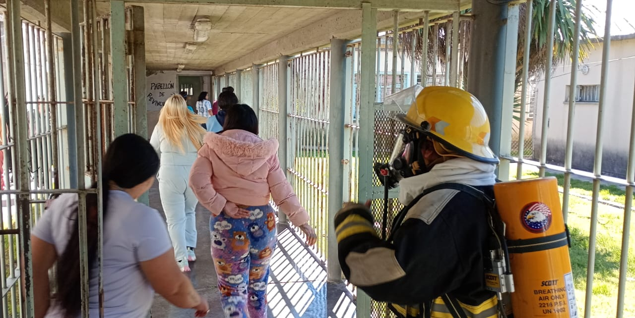 Capacitación ante emergencias: realizaron un simulacro de incendio en la Unidad 50 de Batán