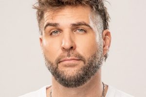 Juampi González estrenará su nuevo unipersonal “Oveja negra” en Teatro Vorterix