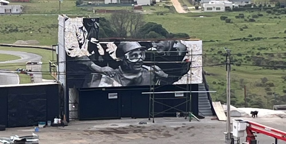 Balcarce: a días de la reapertura del autódromo, Fangio tiene nuevo mural