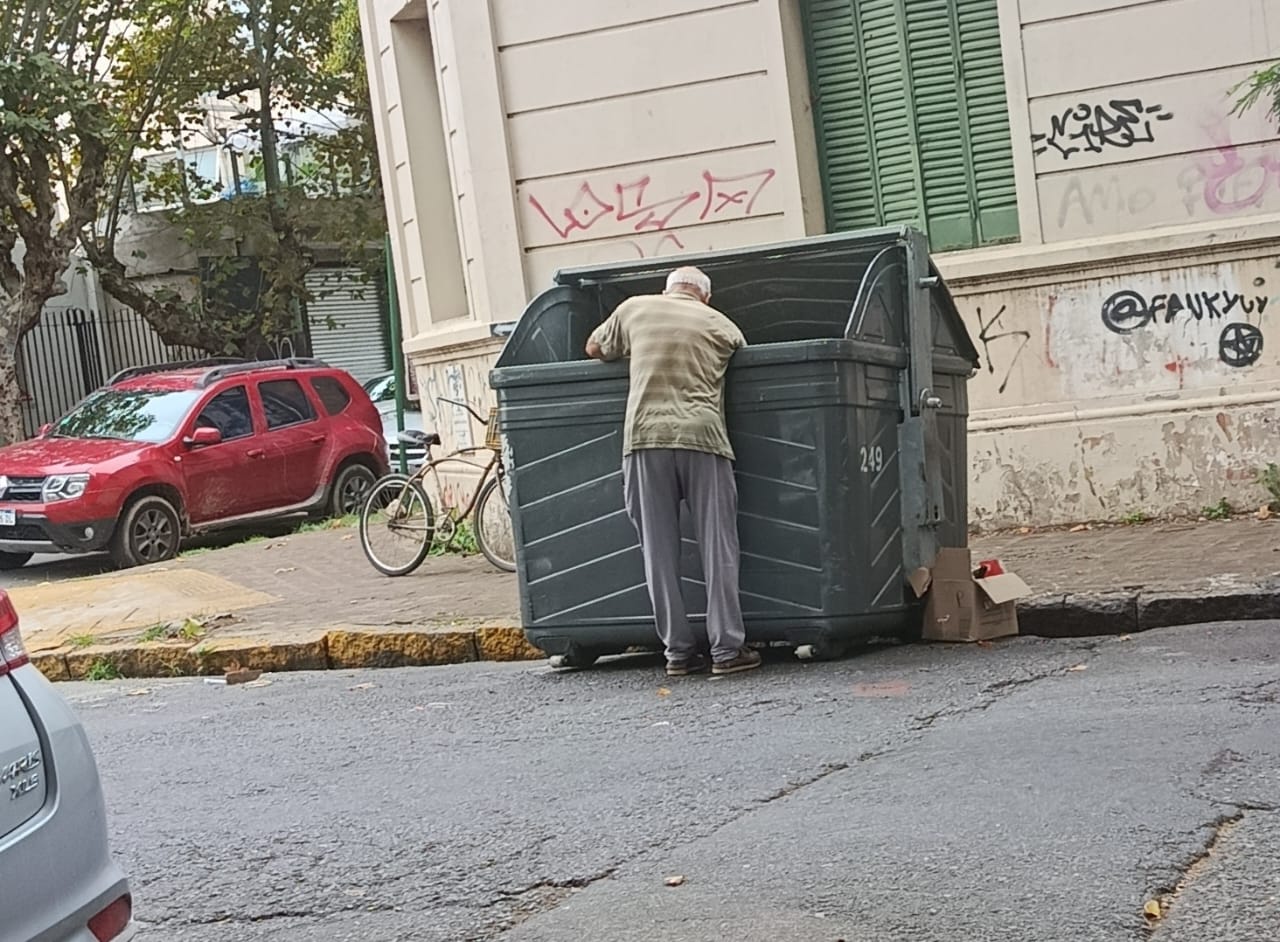 Golpe al relato de Milei: la pobreza subió más de 4 puntos y en el conurbano ya alcanza al 36,9% de las personas