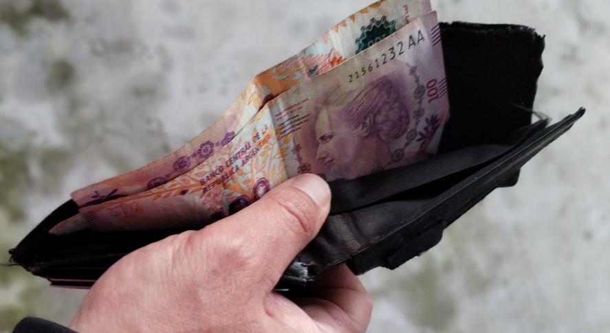 El salario mínimo retrocedió a niveles de la crisis de 2002 y quedó un 12% por debajo de la década del ’90