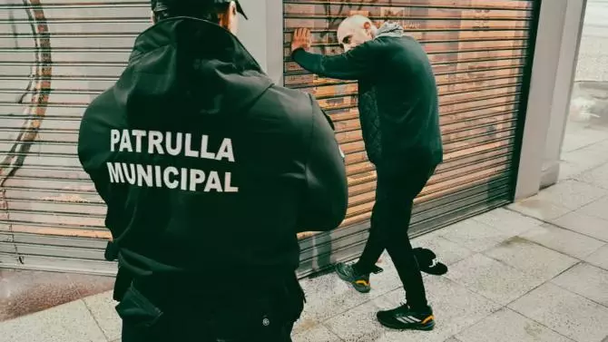 La Patrulla Municipal intervino en la detención de un delincuente del espacio público tras amenazar a una vecina