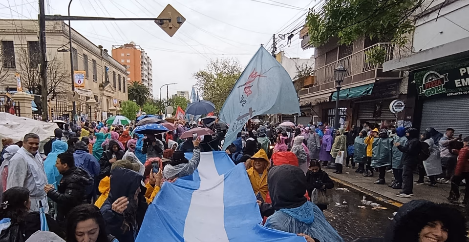 Dejó de llover y miles de fieles continúan la marcha hacia Luján