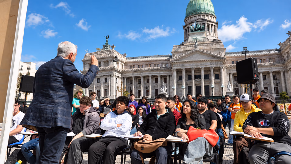 Estudiantes ingresaron al Palacio Pizzurno para reclamar el cumplimiento de la Ley de Financiamiento Universitario