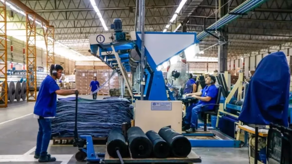 Advierten que la caída de la productividad laboral limita las mejoras salariales en la Argentina