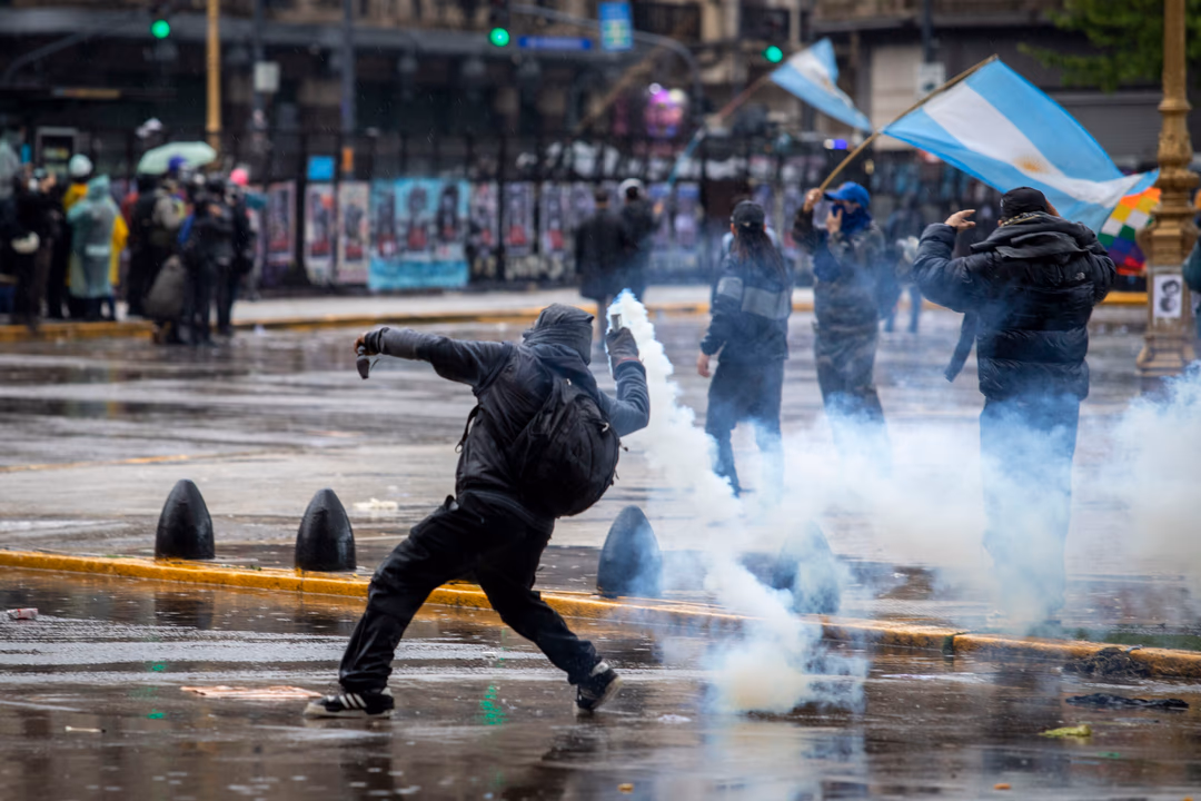 Incidentes en la Marcha Federal Universitaria: hubo gases lacrimógenos y camiones hidrantes