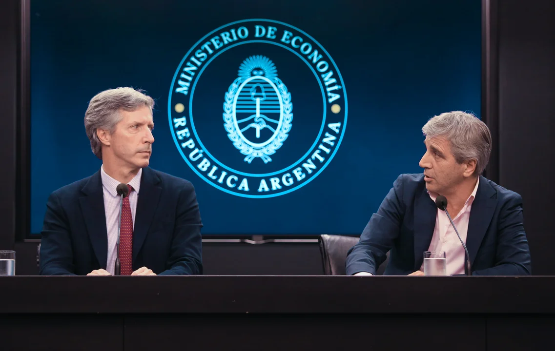 Ampliaron la denuncia contra Caputo y Bausili por el oro y pidieron allanar el Banco Central