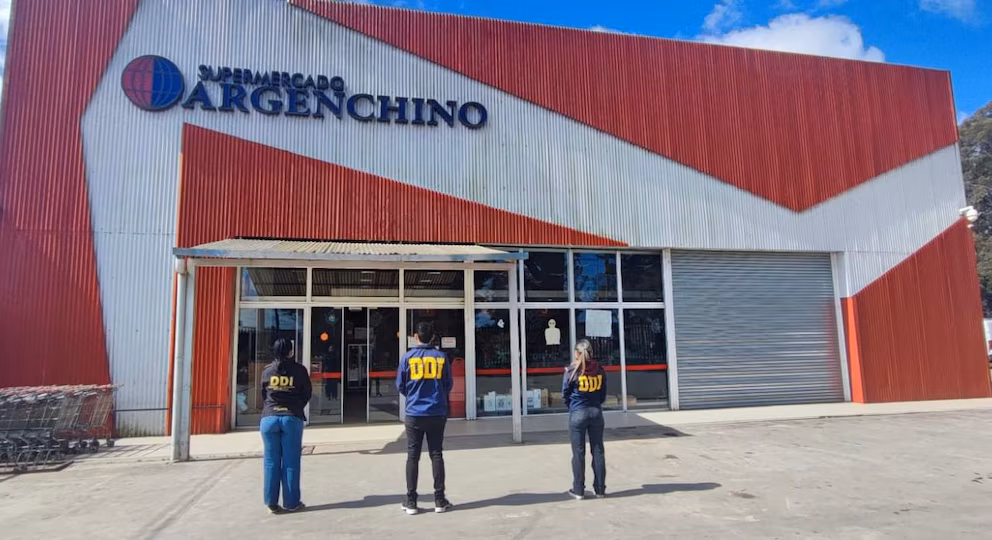 Allanaron tres supermercados chinos por utilizar un sistema de software para evadir impuestos