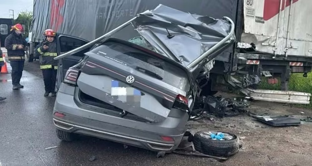 Autovía 2: un muerto tras el choque de una SUV contra un camión estacionado en la banquina