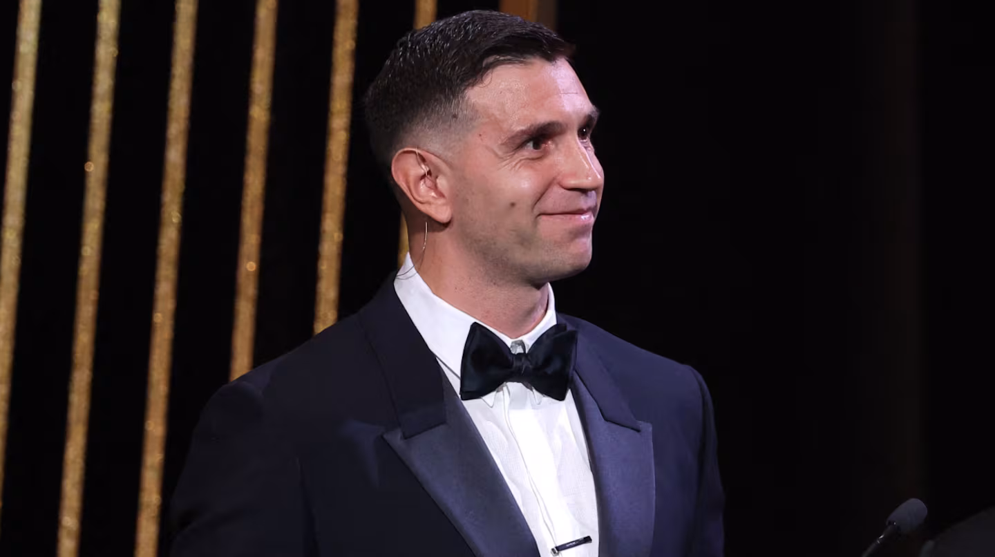 Dibu Martínez quedó en el quinto puesto entre los mejores arqueros de la temporada