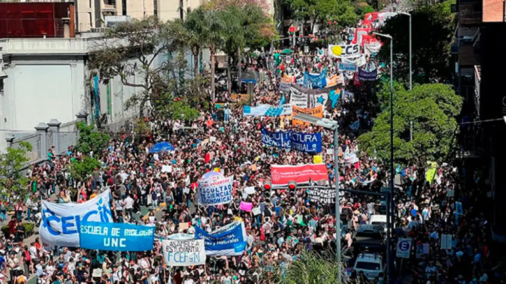 Incidentes en la Marcha Federal Universitaria: hubo gases lacrimógenos y camiones hidrantes